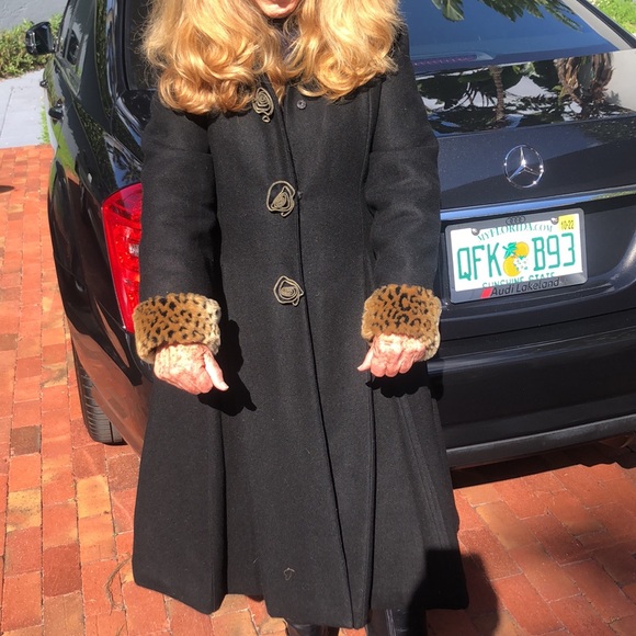 Stunning Vintage Wool  blend coatwith leopard faux fur Cuffs - Picture 3 of 13